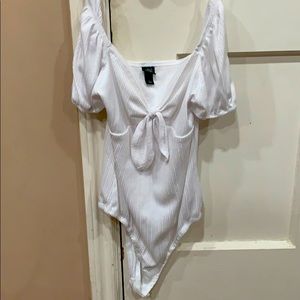 I’m selling a white body suit!!!!!